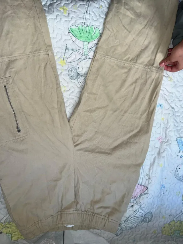Pantalón cargo beige