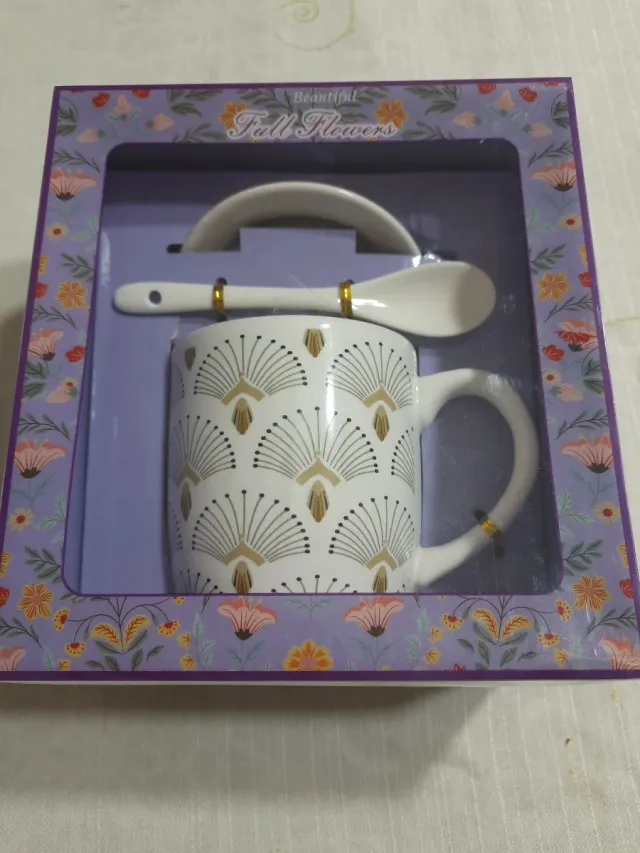 Tazza con cucchiaino piattino e tovagliolo