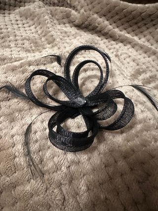 Accesorio pelo negro con plumas