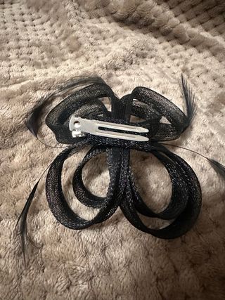 Accesorio pelo negro con plumas