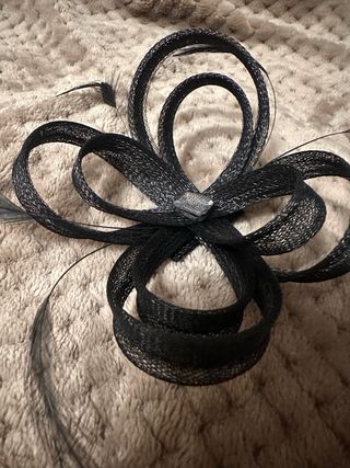 Accesorio pelo negro con plumas