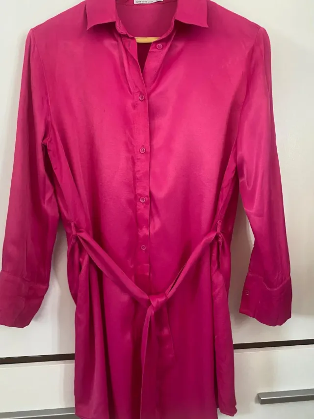 Vestido camisero rosa satinado con cinturón