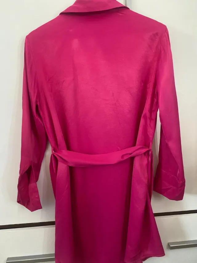 Vestido camisero rosa satinado con cinturón