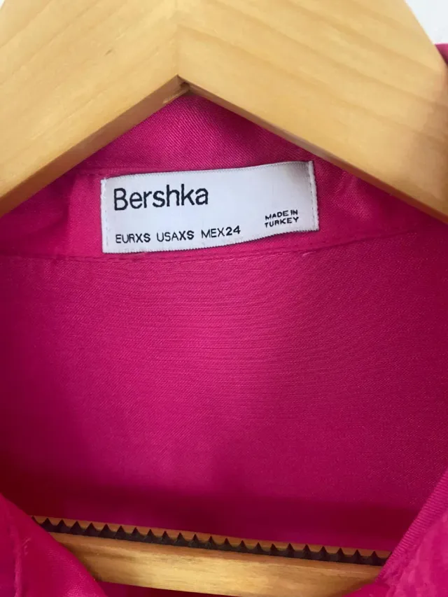Vestido camisero rosa satinado con cinturón