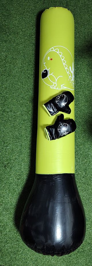 Saco de boxeo infantil con guantes