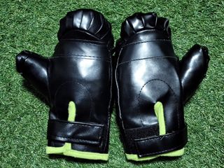 Saco de boxeo infantil con guantes