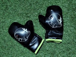 Saco de boxeo infantil con guantes