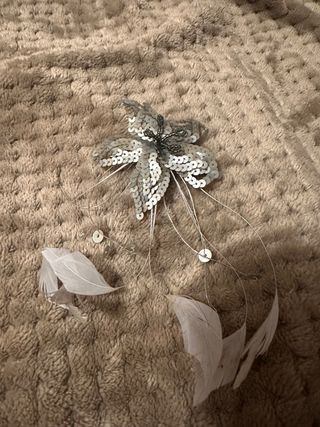 Accesorio pelo flor lentejuelas y plumas