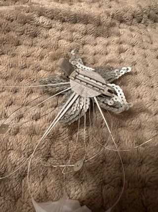 Accesorio pelo flor lentejuelas y plumas