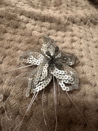 Accesorio pelo flor lentejuelas y plumas