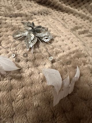 Accesorio pelo flor lentejuelas y plumas