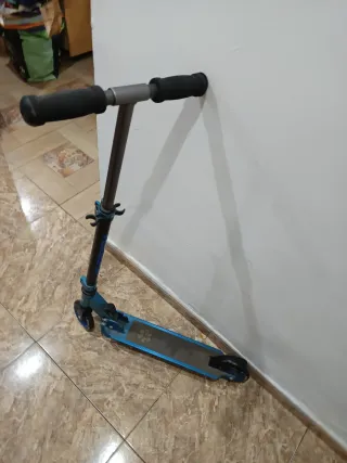 Patinete azul para niños