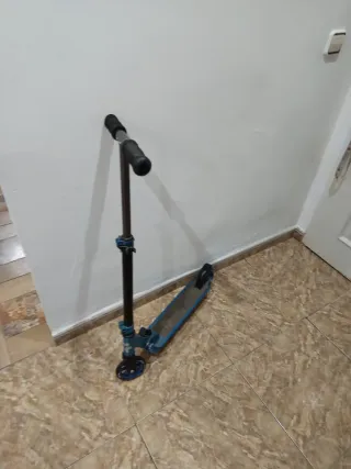 Patinete azul para niños