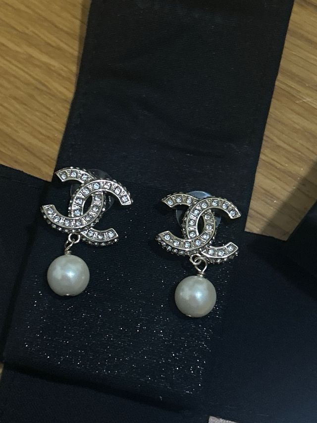 Brincos Chanel CC Pérola Dourado/Prateado