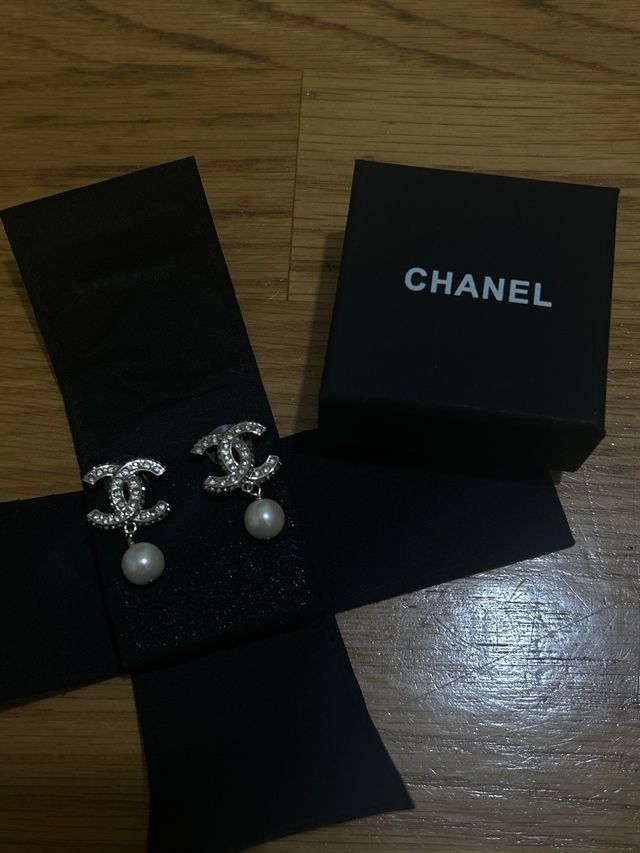 Brincos Chanel CC Pérola Dourado/Prateado