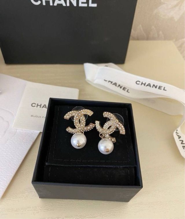 Brincos Chanel CC Pérola Dourado/Prateado