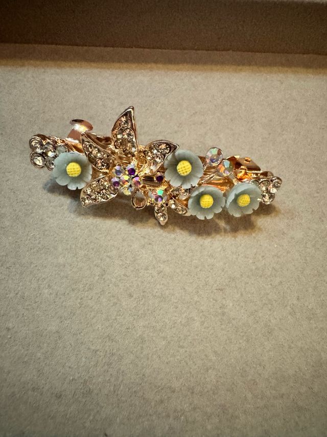 Gancho dourado com flores e strass