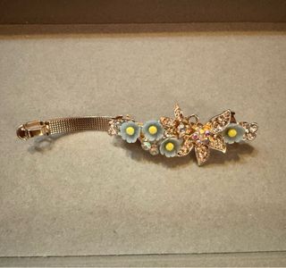 Gancho dourado com flores e strass