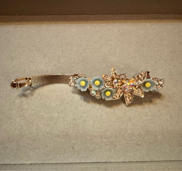 Gancho dourado com flores e strass