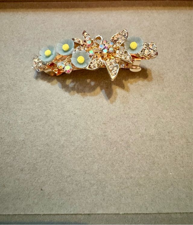 Gancho dourado com flores e strass