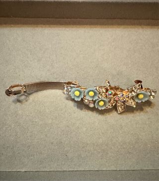 Gancho dourado com flores e strass