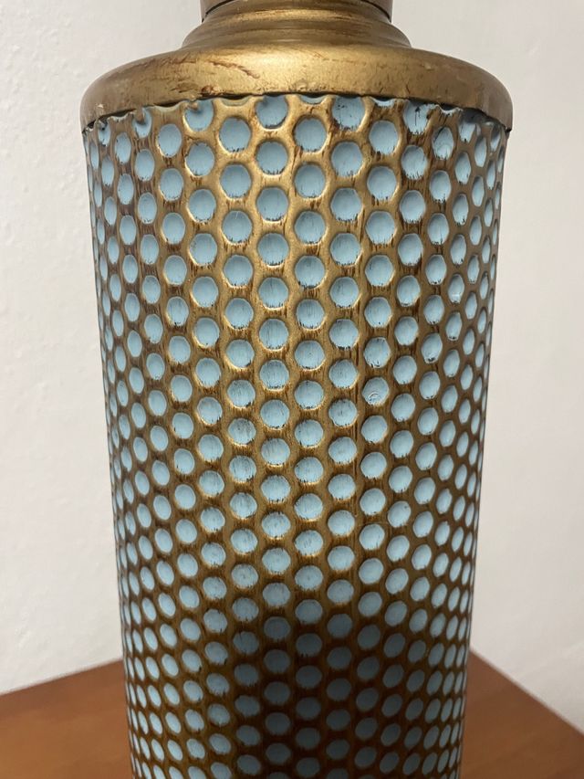 Jarrón Metálico Azul y Dorado.