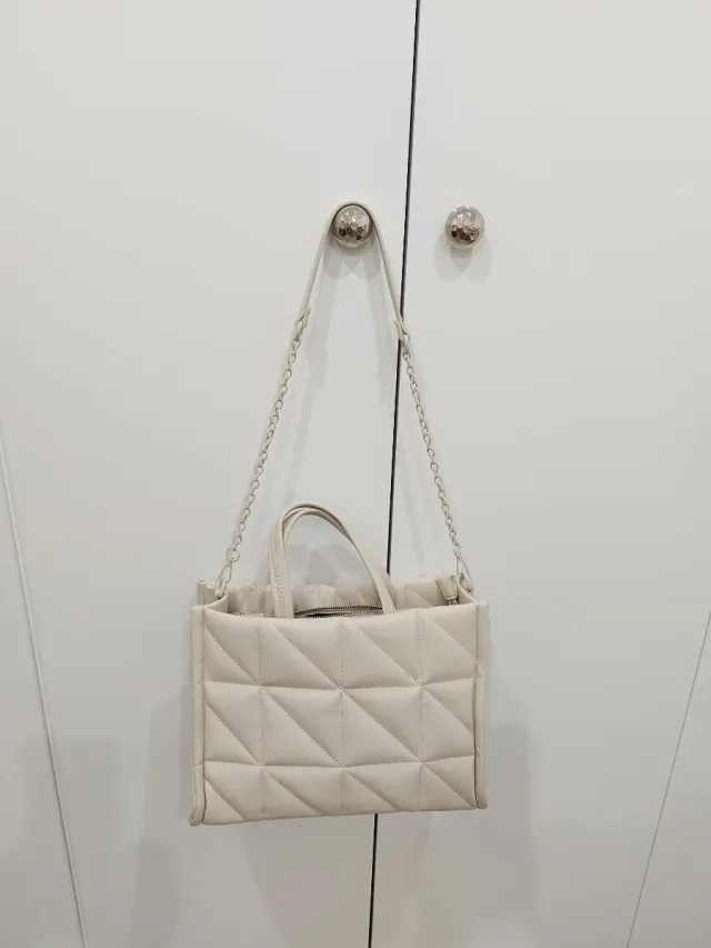 Bolso acolchado Stradivarius beige