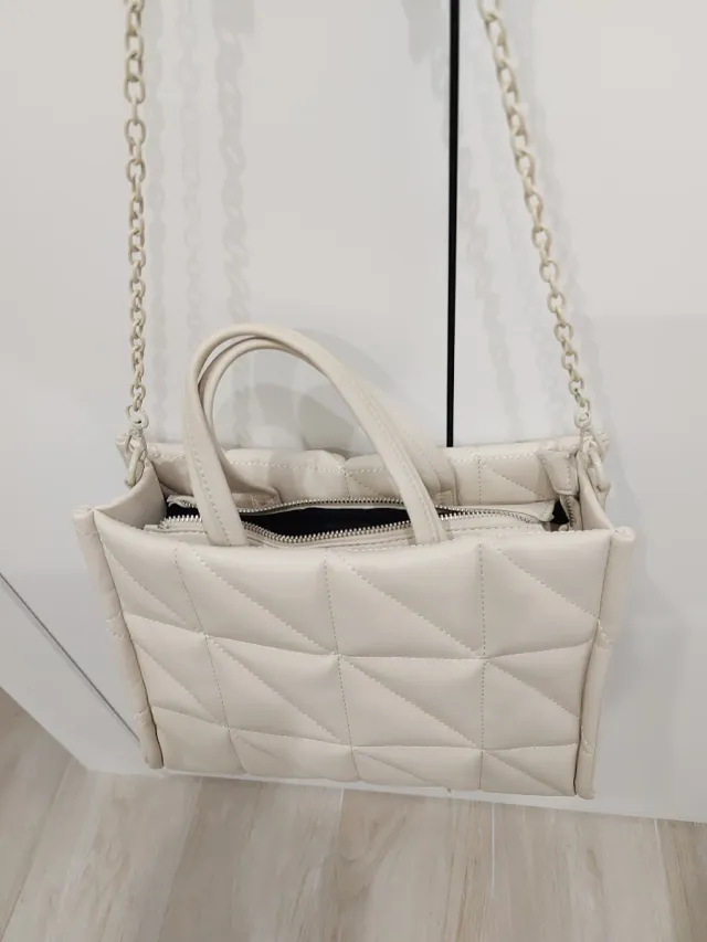 Bolso acolchado Stradivarius beige
