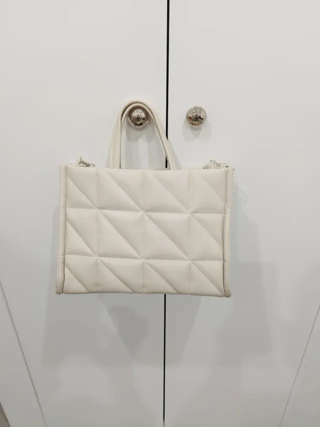 Bolso acolchado Stradivarius beige