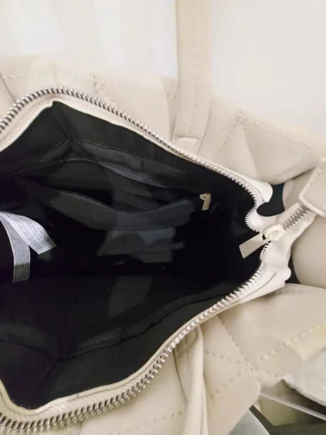 Bolso acolchado Stradivarius beige