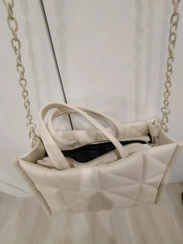 Bolso acolchado Stradivarius beige