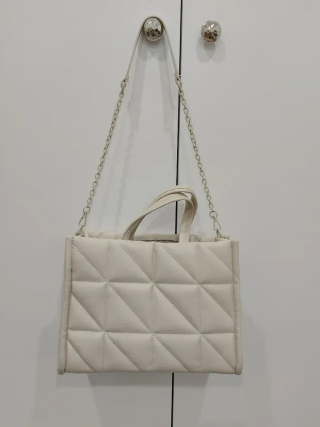 Bolso acolchado Stradivarius beige