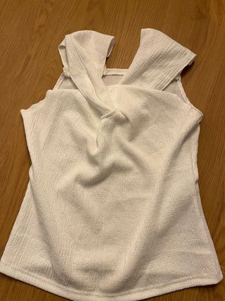 Camiseta blanca con nudo frontal