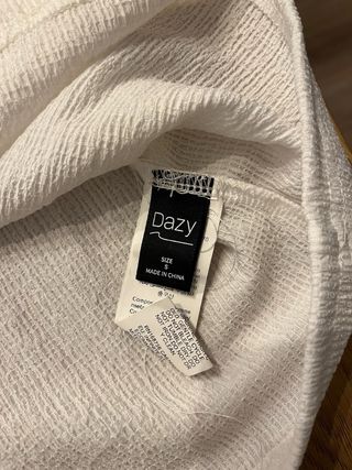 Camiseta blanca con nudo frontal