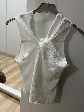 Camiseta blanca con nudo frontal