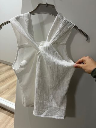 Camiseta blanca con nudo frontal