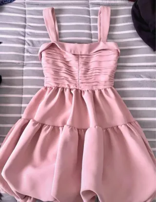 Vestido rosa fruncido y con volantes