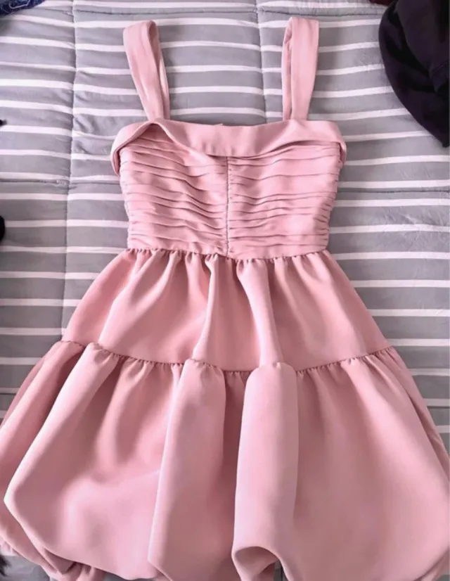 Vestido rosa fruncido y con volantes