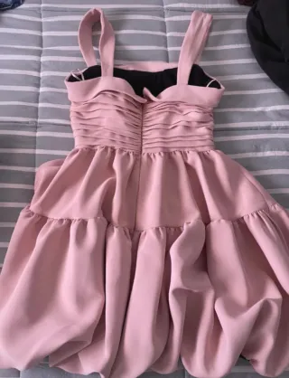 Vestido rosa fruncido y con volantes