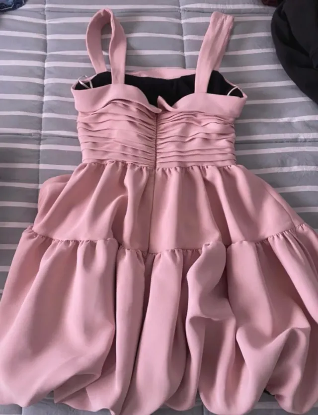 Vestido rosa fruncido y con volantes