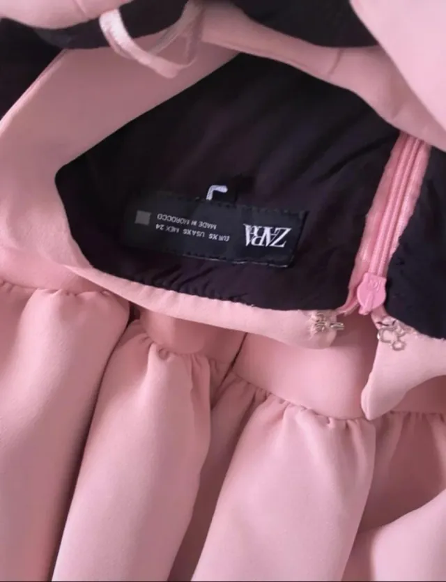 Vestido rosa fruncido y con volantes