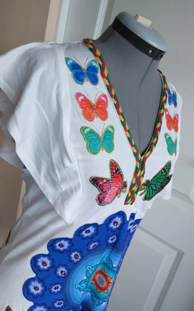 Top con mariposas de satén. Desigual. Sin estrenar