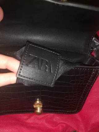 Bolso Zara Negro con Detalle Dorado Serpiente