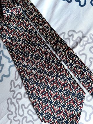 Corbata azul con estampado rojo