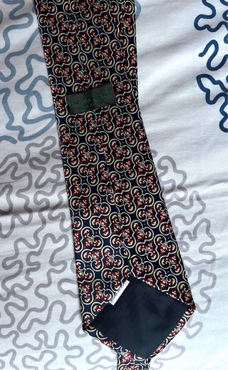 Corbata azul con estampado rojo