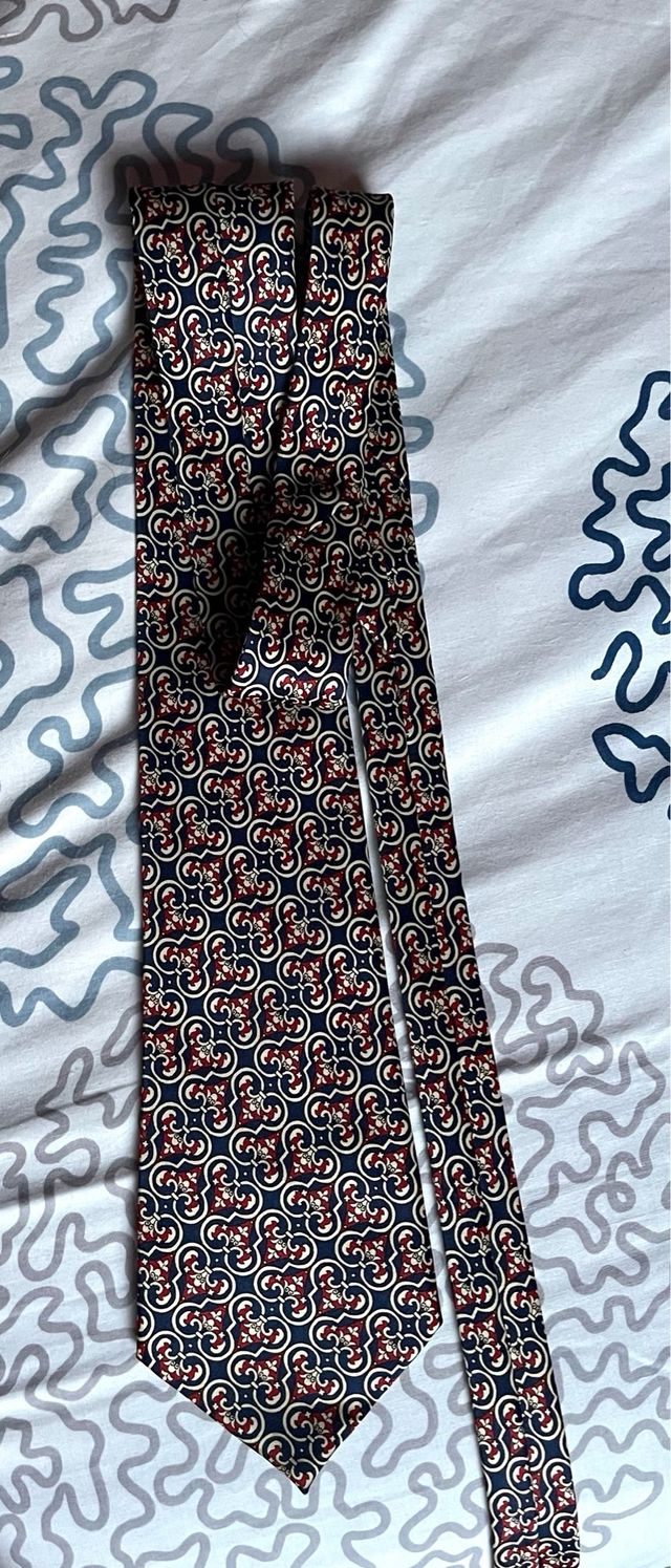 Corbata azul con estampado rojo