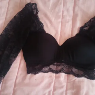 Sujetador top negro con encaje