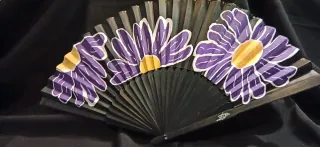 Abanico pintado a mano flores moradas