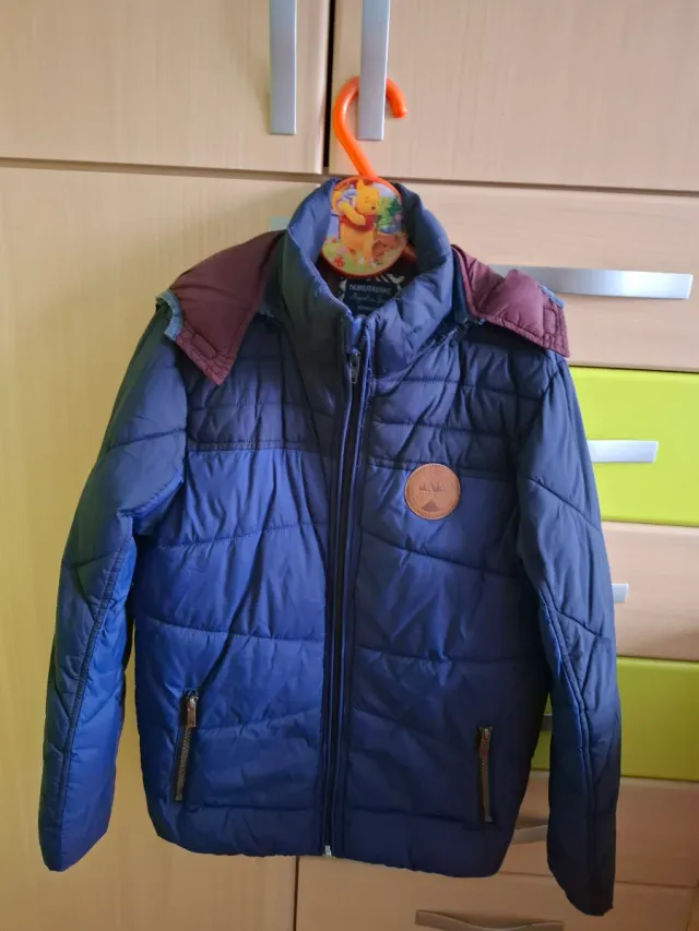 Cazadora de Mayoral (Nukutavake) azul con capucha