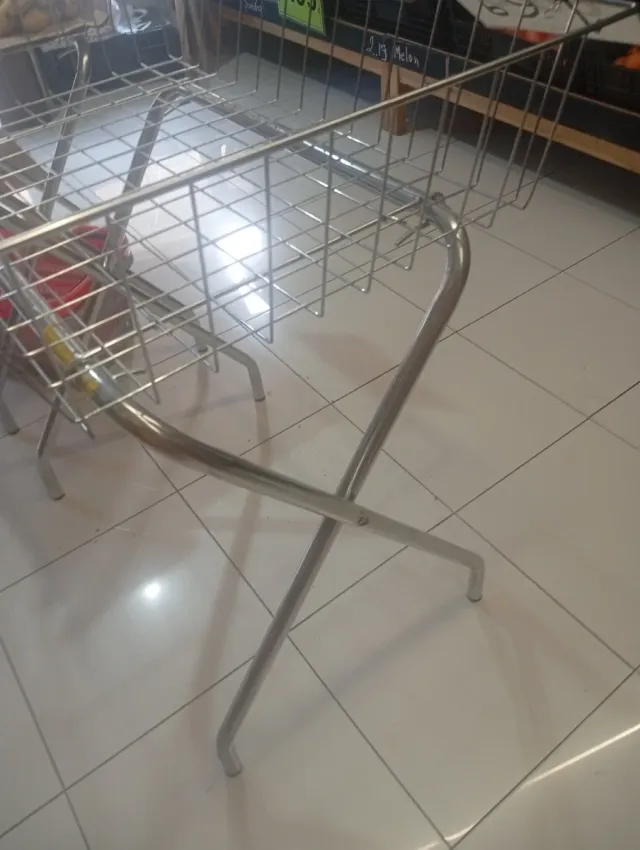 Cesta expositora metálica plateada